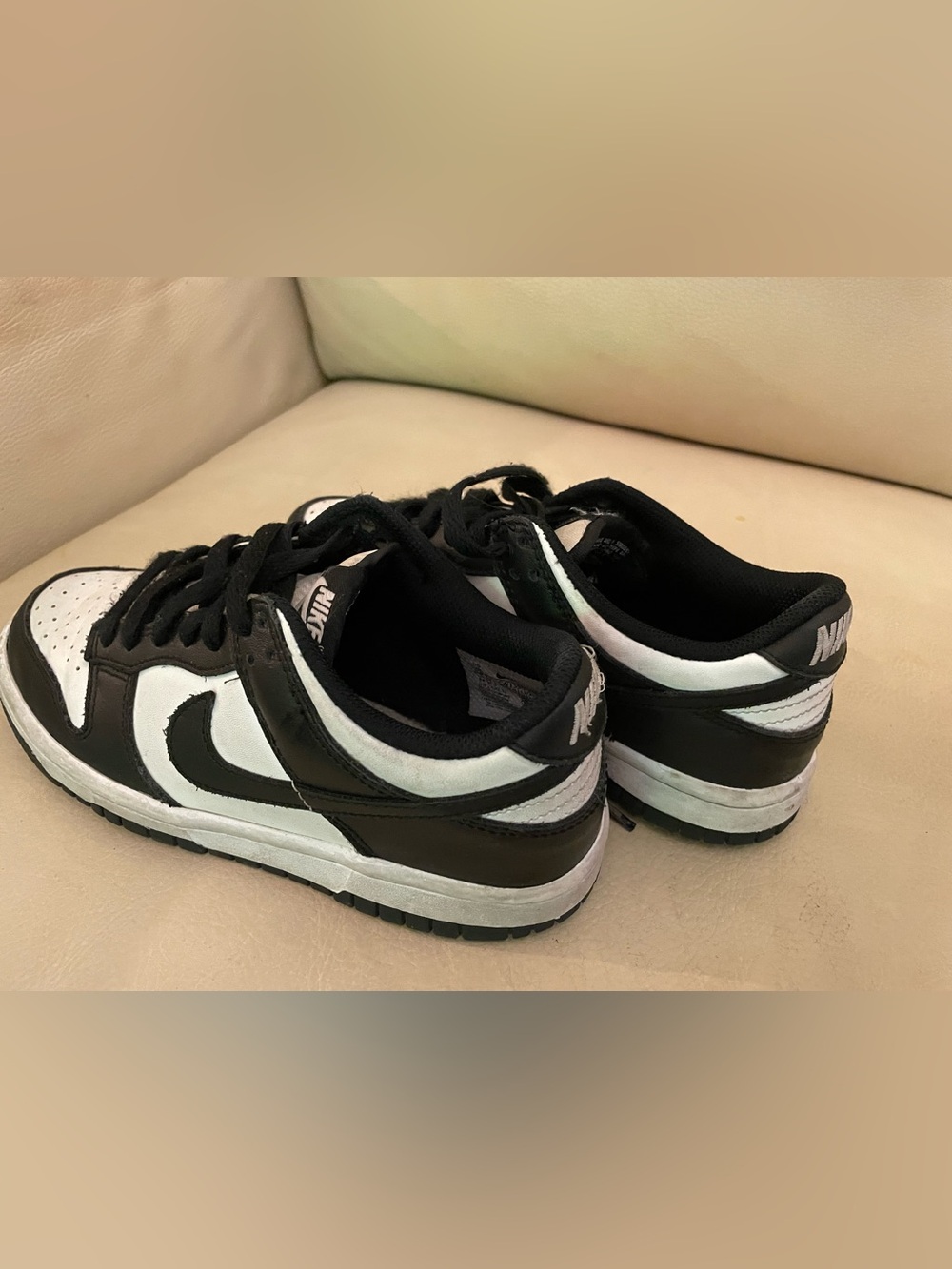 Nike Men’s Black and White Low-Top Sneakers with Contrast Swoosh